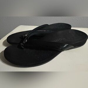 Vionic black flip flop thing sandals, silver accent, women’s size 7.